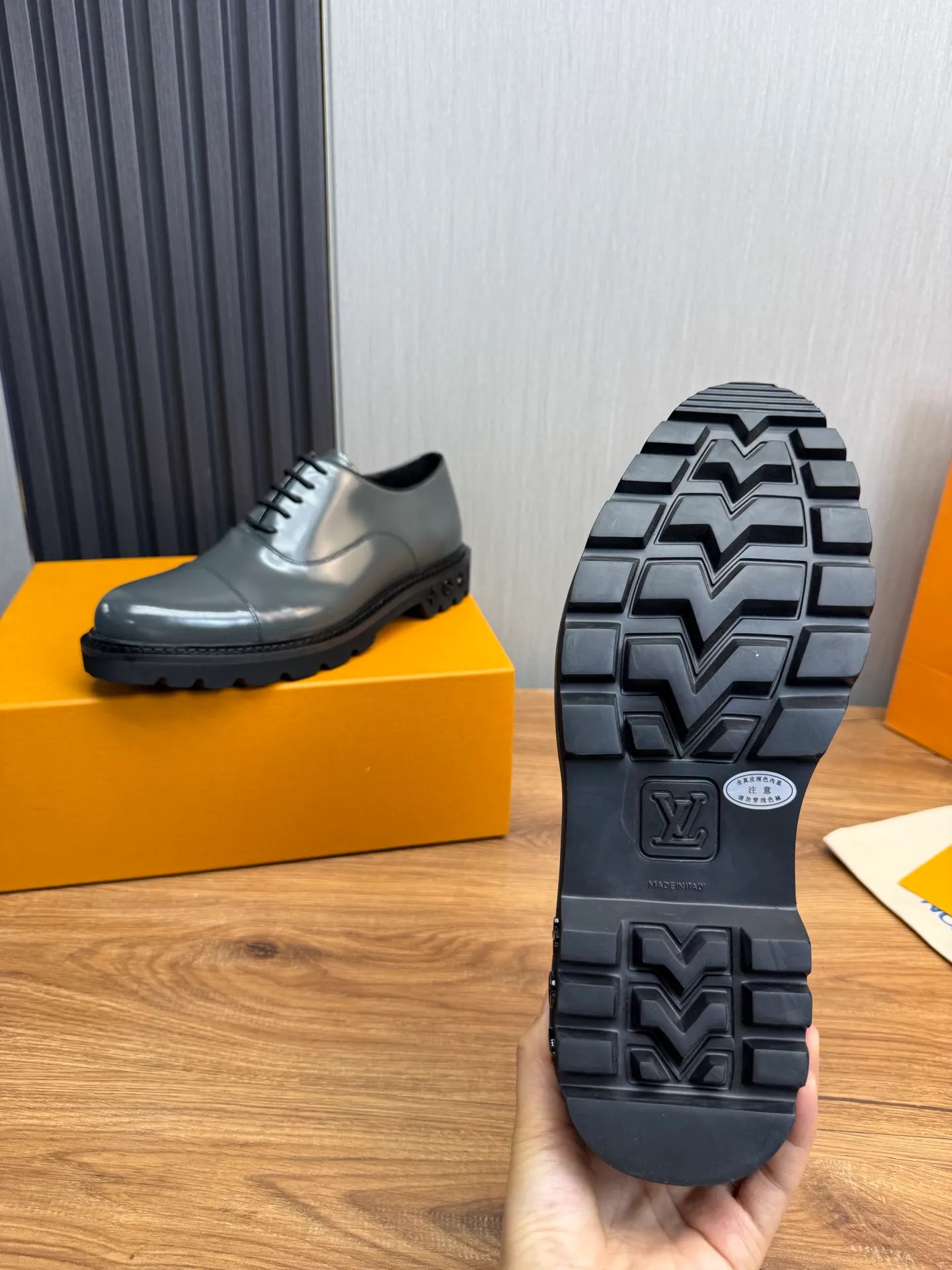 Men's shoes 💰900💰 LV. Men's casual lace-up leather shoes, the latest hot style 🔥 1:1 original purchase quality, top quality goods ⬆️The upper is imported open-edge beaded cowhide, cowhide, and cow suede. The hand-made three-dimensional stitching highlights the round toe design. The inner foot pads are all imported cowhide, with the original wear-resistant foam outsole, matching code 39-44, (38, 45 custom-made, non-refundable)